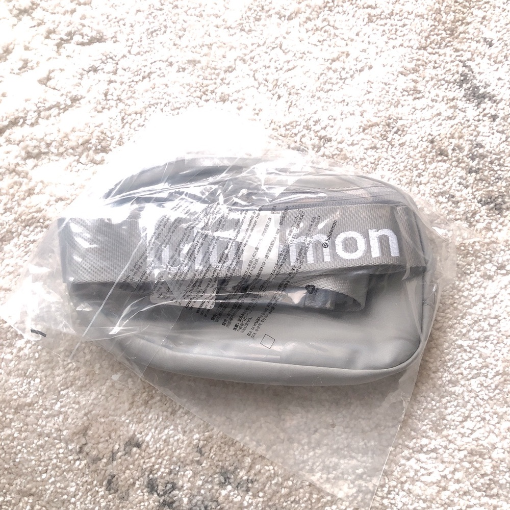 NEW Lululemon Everywhere Belt Bag in Silver Drop/White - Picture 5 of 6